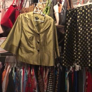 It has all buttons and zipper in skirt and it’s in great condition